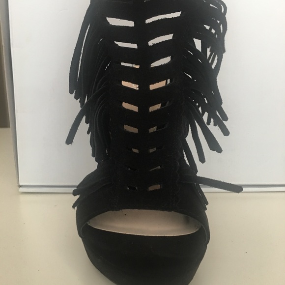 Black platform peep toe heels with fringe - Picture 2 of 4
